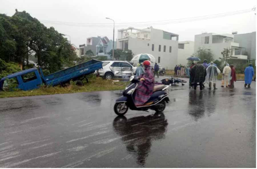  Chiếc xe tải lao xuống hố sâu sau va chạm với ôtô 7 chỗ