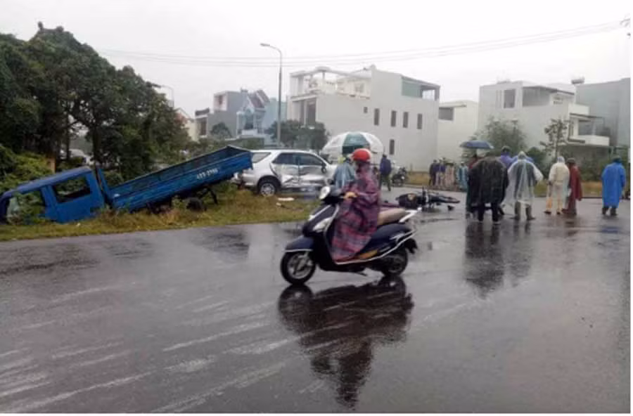  Chiếc xe tải lao xuống hố sâu sau va chạm với ôtô 7 chỗ