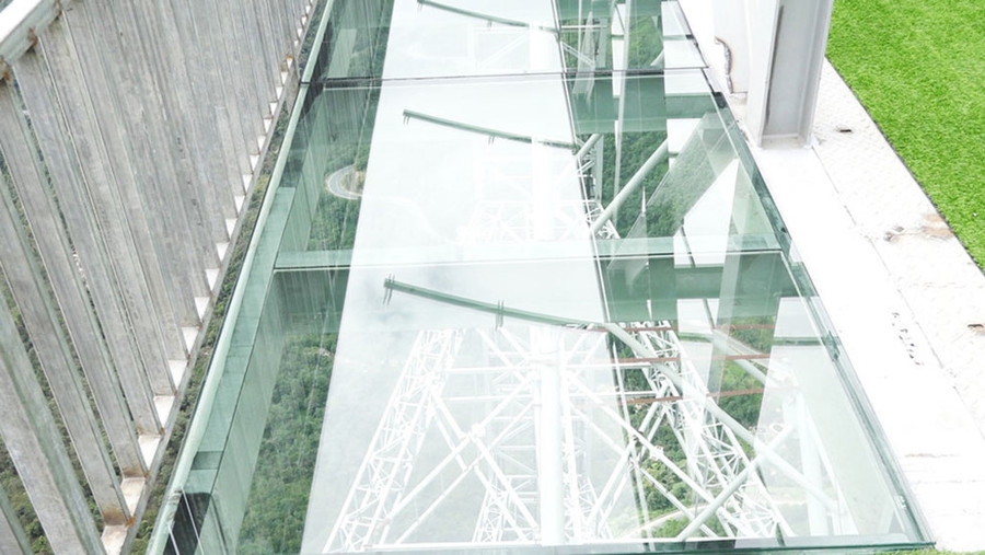 Sàn cầu lắp ghép bởi 3 lớp kính dày, mỗi lớp hơn 2 cm dán với nhau bằng keo đặc biệt và tổng chiều dày mặt kính là 7 cm