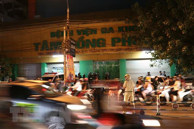 Hàng trăm cảnh sát phong tỏa bên ngoài Bệnh viện Tâm Hồng Phước để truy bắt nhóm người đòi nợ ẩn náu bên trong. (Ảnh: Sỹ Tuyên/TTXVN)
