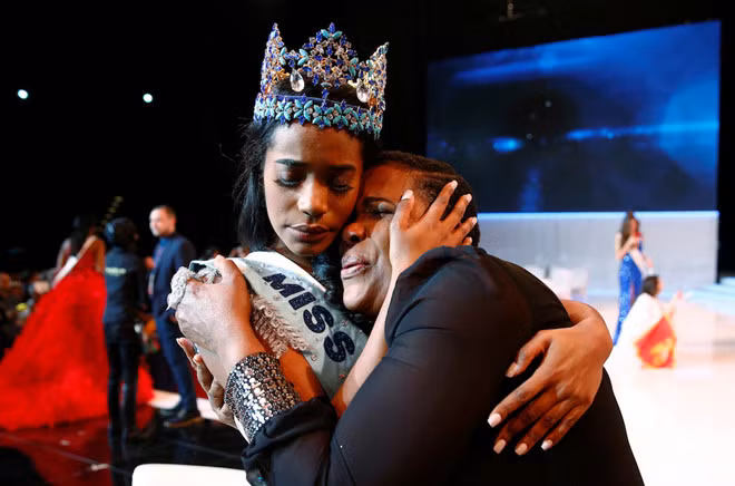  Trả lời câu hỏi vấn đáp với giám khảo Piers Morgan, người đẹp 9X cho biết cô thấy bản thân khác biệt không chỉ vì ngoại hình mà còn bởi cách sống có đam mê, khát vọng. Tân hoa hậu cũng tiết lộ mẹ cô chính là người truyền cảm hứng cho mọi thử thách của con gái và nhấn mạnh: “Bố mẹ là nguồn cội sức mạnh của tôi, góp phần biến tôi trở thành con người như ngày hôm nay” - ẢNH: REUTERS