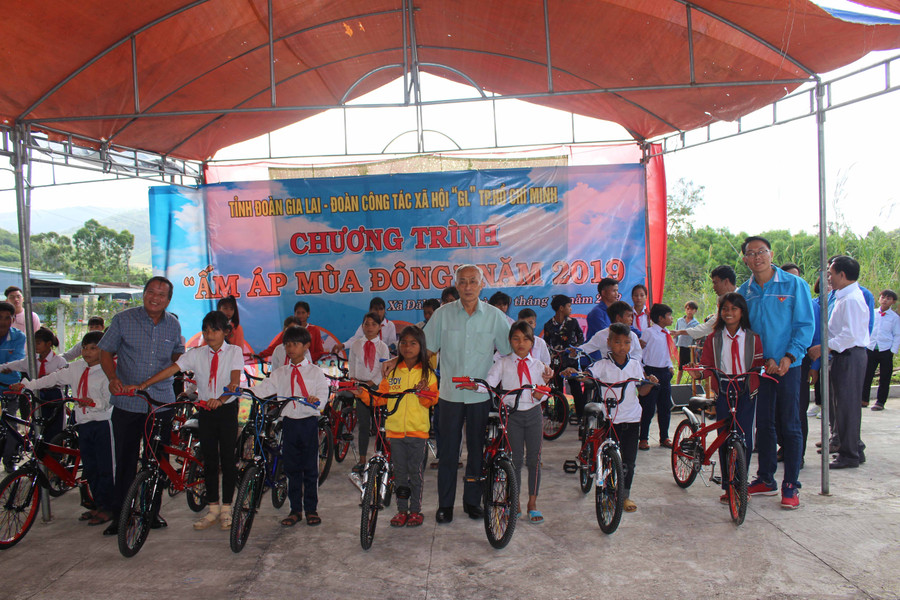 Ban tổ chức tặng xe đạp cho các em học sinh. Ảnh: Phan Lài 