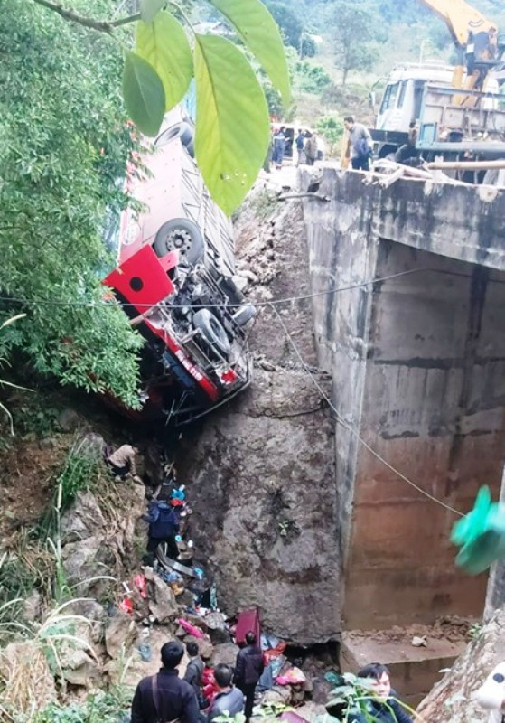 Hình ảnh rùng mình về chiếc xe chở 41 người bay khỏi Quốc lộ 6