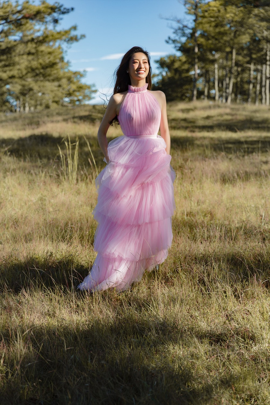 Cô nàng tiết lộ đây cũng là những hình ảnh đầu tiên của mình được thực hiện tại Đà Lạt trong vai trò hoàn toàn mới. Với cương vị là một Hoa hậu, đại diện cho nhan sắc Việt Nam tại cuộc thi quốc tế, Thuỳ Linh có thể mang những hình ảnh của đất nước giới thiệu đến với bạn bè năm châu. Ảnh: Nguyễn Trường Sơn. 