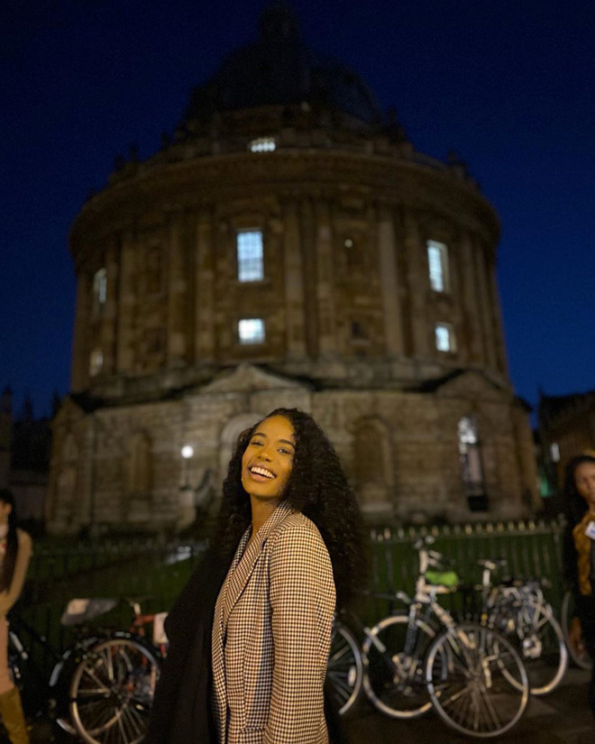 Tân hoa hậu khao khát trở thành một bác sĩ giỏi trong tương lai, dẫu vậy, cô cho biết, ca hát cũng là một phần đam mê và cuộc sống của mình. Toni-An Singh chia sẻ rằng cô đã được ca hát từ khi còn nhỏ nhờ tham gia vào dàn hợp xướng thiếu nhi và được đào tạo bài bản từ năm lên 9. “Tôi đã tìm thấy niềm đam mê thực sự của mình trong vòng tay của mẹ tôi. Bà ấy là người đã hy sinh mọi thứ cần thiết để cho tôi cơ hội học tập và một cuộc sống tốt đẹp nhất”, tân hoa hậu từng bộc bạch trong video đăng tải trên trang cá nhân - ẢNH: INSTAGRAM NV