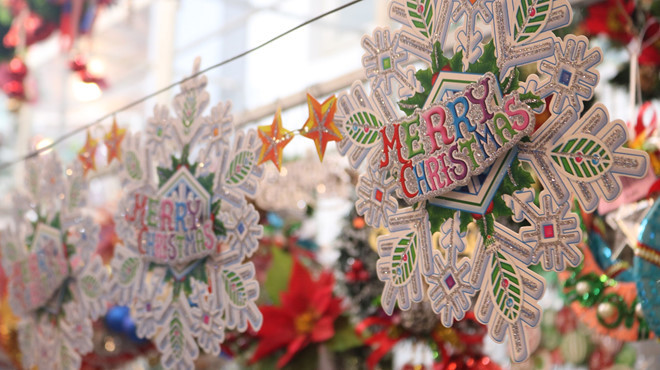  Các gia đình ở xóm đạo rất đầu tư trang trí cho ngày lễ đặc biệt này - Ảnh: TRỊNH THANH