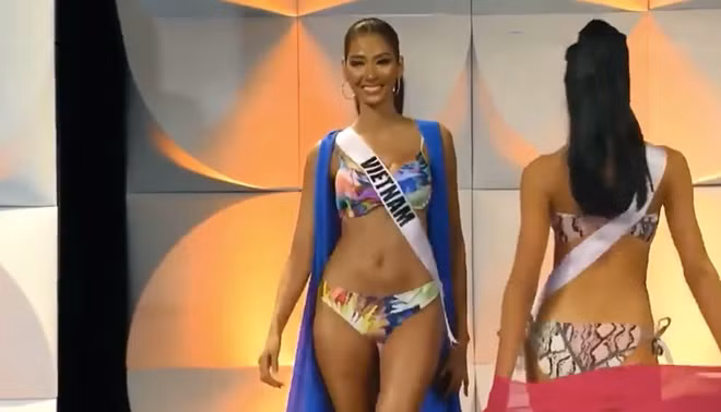 Hoàng Thùy nóng bỏng trong phần thi bikini- Ảnh: Chụp màn hình