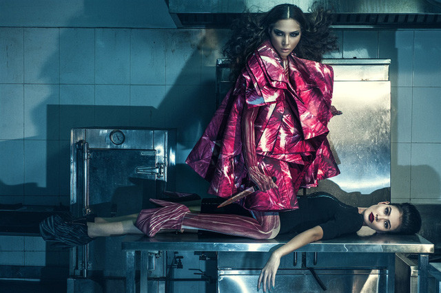  No.4 là bộ sưu tập đa chất liệu: cước, sợi nilon, nỉ, tơ tằm, thun - với kỹ thuật tổng hợp của thêu, in, vẽ tay…