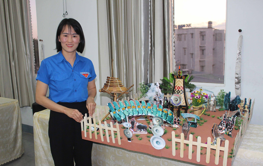  Tác giả Khương Thị Ngọc Ánh với mô hình của dự án Ơ này Jrai. Ảnh: Phan Lài