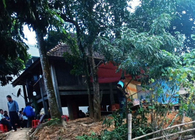 Ngôi nhà nơi vợ chồng ông Vi Văn Phuôn sinh sống ở thị trấn Quan Sơn - nay đổi thành thị trấn Sơn Lư từ ngày 1-12-2019 Ngôi nhà nơi vợ chồng ông Vi Văn Phuôn sinh sống ở thị trấn Quan Sơn - nay đổi thành thị trấn Sơn Lư từ ngày 1-12-2019