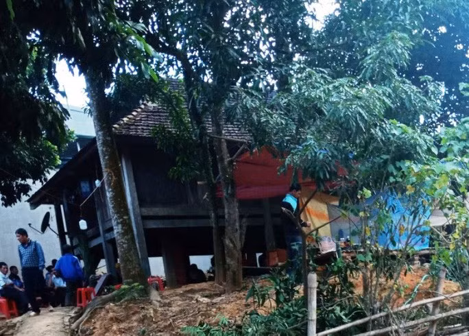 Ngôi nhà nơi vợ chồng ông Vi Văn Phuôn sinh sống ở thị trấn Quan Sơn - nay đổi thành thị trấn Sơn Lư từ ngày 1-12-2019