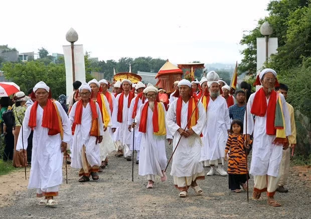  Đồng bào Chăm theo đạo Bàlamôn ở Ninh Thuận lên tháp Pô Klong Garai, thành phố Phan Rang-Tháp Chàm cùng kính, vui lễ hội Katê 2019. (Ảnh: Công Thử/TTXVN)