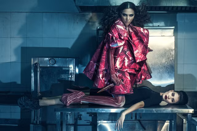 Có những bộ, riêng phần thêu kéo dài hơn 2 tháng để phủ kín 100% diện tích mặt vải bằng hình ảnh những bó cơ và mạch máu. Bộ sưu tập ra đời sau khi Công Trí bị ốm nặng, và anh đã tìm thấy cảm hứng khi ngắm các tấm phim chụp cắt lớp CT cơ thể mình.