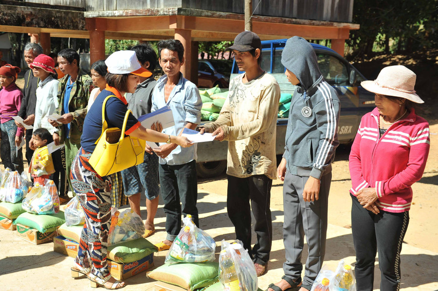 100 suất quà đã được trao tận tay hộ nghèo và nạn nhân chất độc da cam tại làng Dip, xã Ia Kreng, huyện Chư Pah. Ảnh: Như Nguyện