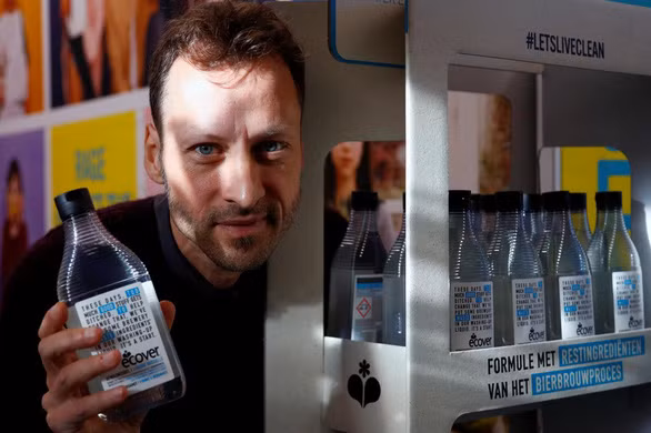 Tom Domen, quản lý sáng tạo của Công ty Ecover - trụ sở tại Bỉ, giới thiệu loại nước rửa chén làm từ cồn sau sản xuất bia - Ảnh: REUTERS