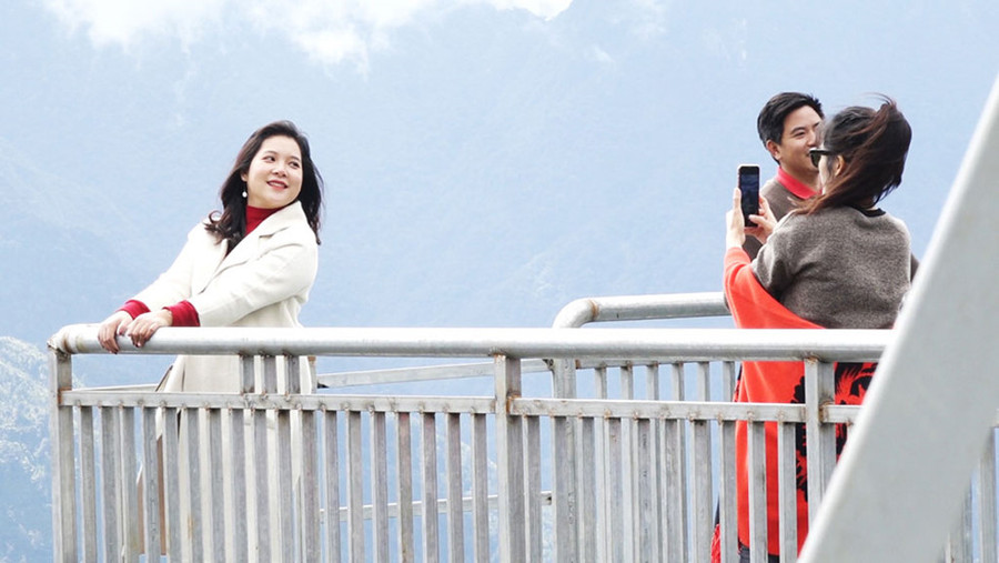  Du khách thoải mái tạo dáng chụp hình giữa mây phủ, gió vờn