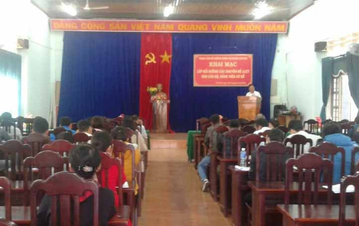 Khai giang bồi dưỡng các chuyên đề lý luận chính trị cho cán bộ, đảng viên ở cơ sở. Ảnh: Anh Thư