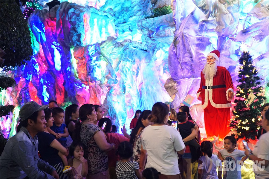 Khu xóm đạo nằm trên đường Phạm Thế Hiển (quận 8, TPHCM) là điểm đến quen thuộc của nhiều người trong dịp giáng sinh rất nhiều năm nay.