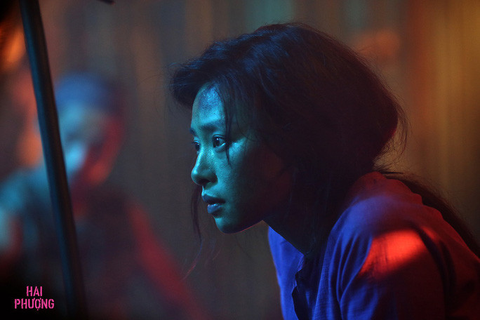 Cô đang ở nước ngoài nên nhờ đại diện lên nhận giải