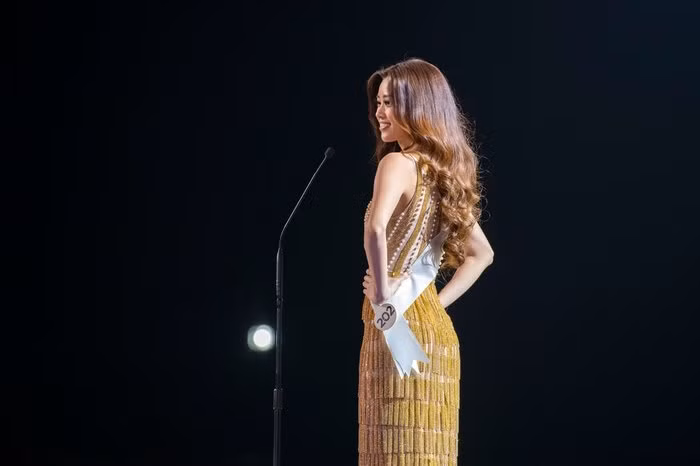  Ở góc chụp nào, mái tóc của Khánh Vân cũng vô cùng nổi bật