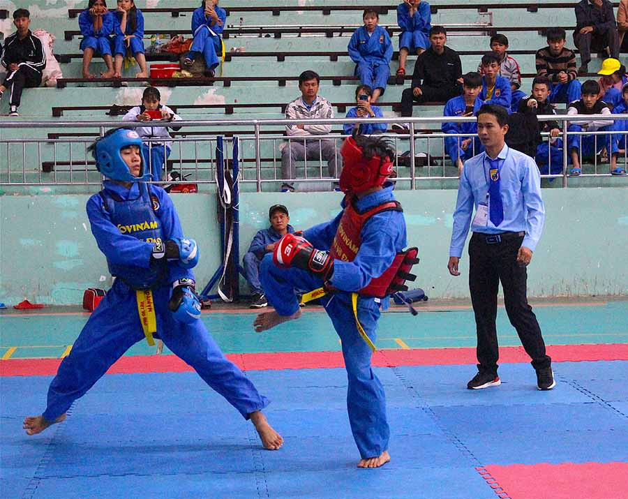  Một trận đấu ở nội dung đối kháng môn vovinam. Ảnh: N.S