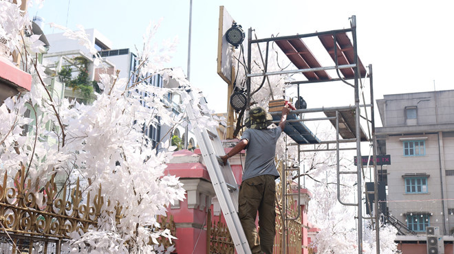  Công việc trang trí nhà thờ đang được gấp rút hoàn tất để phục vụ khách tham quan