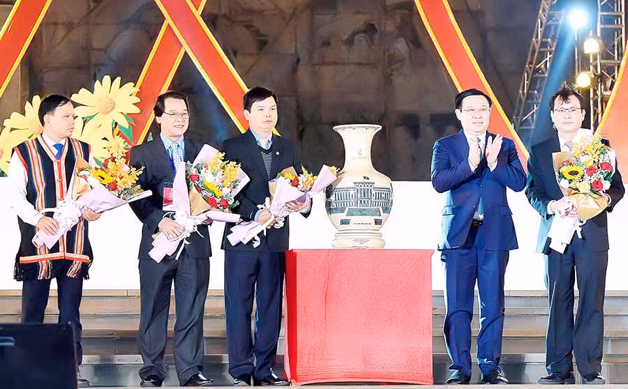 Phó Thủ tướng Chính phủ Vương Đình Huệ (thứ 2 từ phải sang) tặng quà cho Đảng bộ, chính quyền và nhân dân TP. Pleiku. Ảnh: Đức Thụy