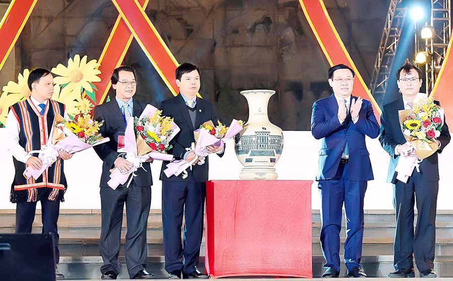 Phó Thủ tướng Chính phủ Vương Đình Huệ (thứ 2 từ phải sang) tặng quà cho Đảng bộ, chính quyền và nhân dân TP. Pleiku. Ảnh: Đức Thụy