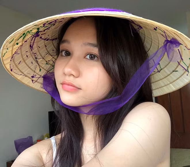 Ngoài đời thường, nữ diễn viên trẻ theo đuổi phong cách thời trang nhẹ nhàng, nữ tính đúng với một cô gái tuổi teen