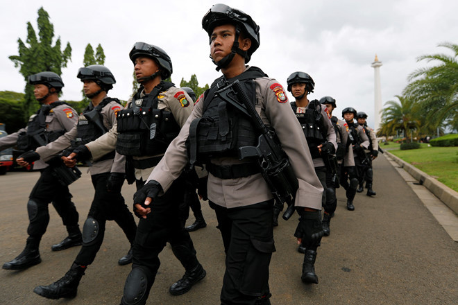 Cảnh sát Indonesia chuẩn bị cho lễ đón Năm mới tại Khu tượng đài quốc gia ở Jakarta, Indonesia ngày 31.12 - Ảnh: Reuters