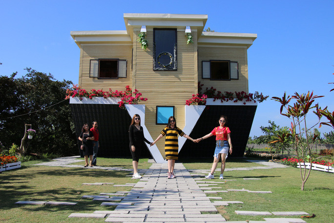 Nhiều du khách từ nơi xa đến khám phá ngôi nhà úp ngược Nhiều du khách từ nơi xa đến khám phá ngôi nhà úp ngược