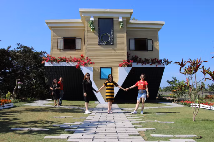  Nhiều du khách từ nơi xa đến khám phá ngôi nhà úp ngược