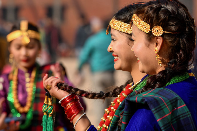 Các cô gái thuộc cộng đồng người Gurung ăn mặc theo truyền thống khi tham gia lễ hội mừng năm mới ở thủ đô Kathmandu của Nepal ngày 31.12 - Ảnh: AFP