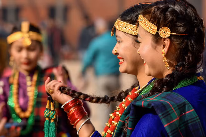 Các cô gái thuộc cộng đồng người Gurung ăn mặc theo truyền thống khi tham gia lễ hội mừng năm mới ở thủ đô Kathmandu của Nepal ngày 31.12 - Ảnh: AFP