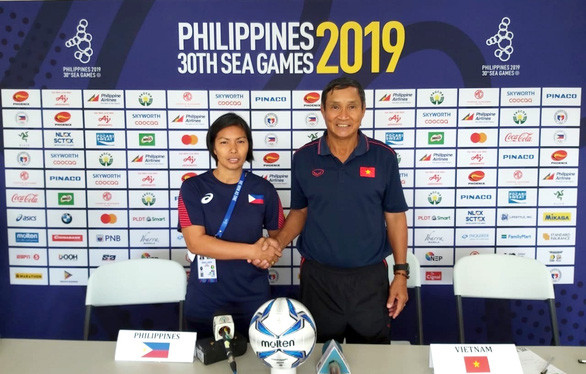 HLV Mai Đức Chung (phải) cùng HLV Philippines tại buổi họp báo - Ảnh: N.K