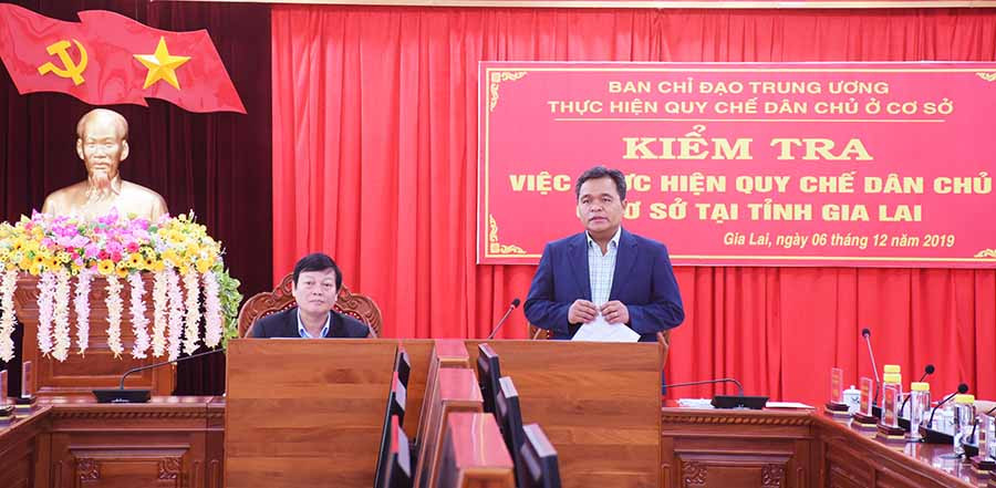 Phó Bí thư Thường trực Tỉnh ủy Hồ Văn Niên phát biểu tại buổi làm việc với Ban Chỉ đạo Trung ương thực hiện Quy chế dân chủ ở cơ sở. Ảnh: M.N