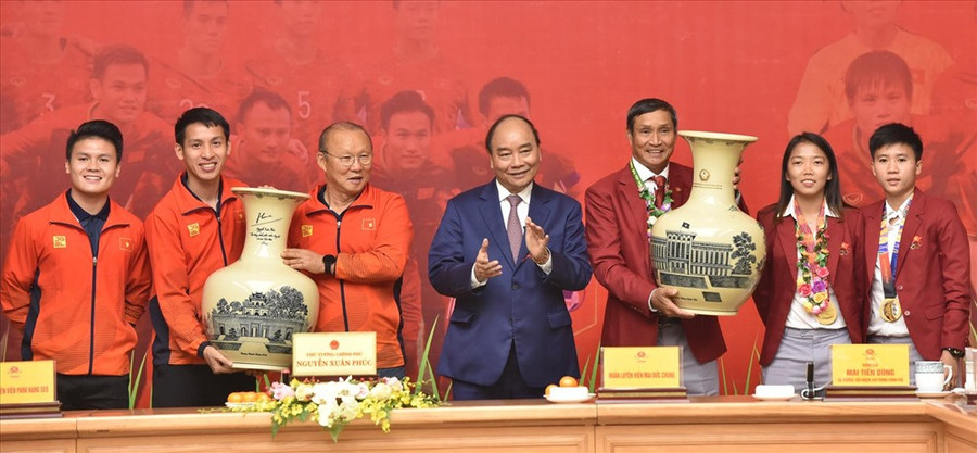 Thủ tướng tặng quà cho hai đội U22 Việt Nam và đội tuyển nữ. Ảnh: Đ.H