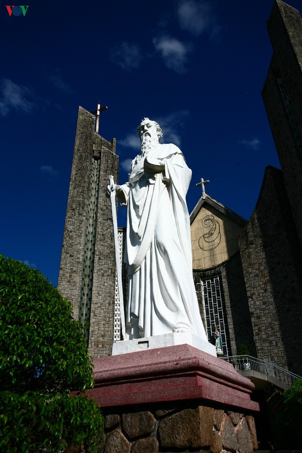  Tượng thánh Phaolô phía bên phải.