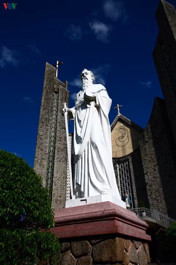  Tượng thánh Phaolô phía bên phải.