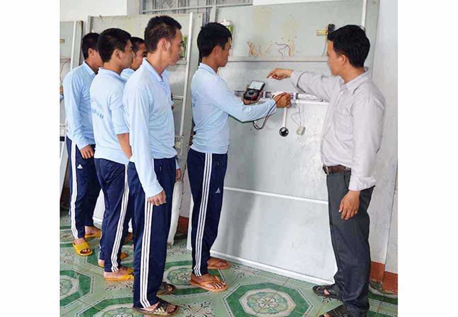Học viên tại Cơ sở Tư vấn và Cai nghiện ma túy tỉnh học nghề điện dân dụng. Ảnh: Đ.Y Học viên tại Cơ sở Tư vấn và Cai nghiện ma túy tỉnh học nghề điện dân dụng. Ảnh: Đ.Y