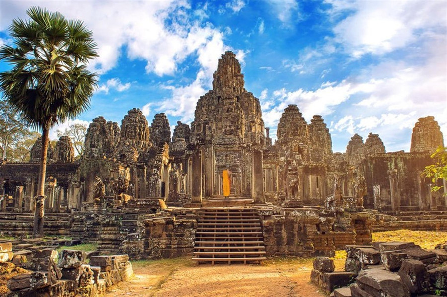  Quần thể đền thờ Angkor Wat (Campuchia) được xây dựng với mục đích ban đầu như một ngôi đền Hindu vào thế kỷ thứ 12. Nơi đây được coi là di tích tôn giáo lớn nhất thế giới, có diện tích 162,6 ha với hơn 100 đền tháp rộng lớn. Ảnh: Urlaubstracker.