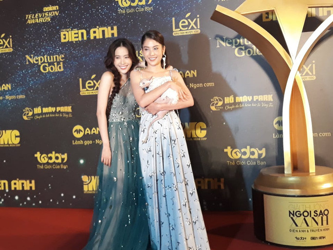 Hai chị em Nam Em - Nam Anh trên thảm đỏ