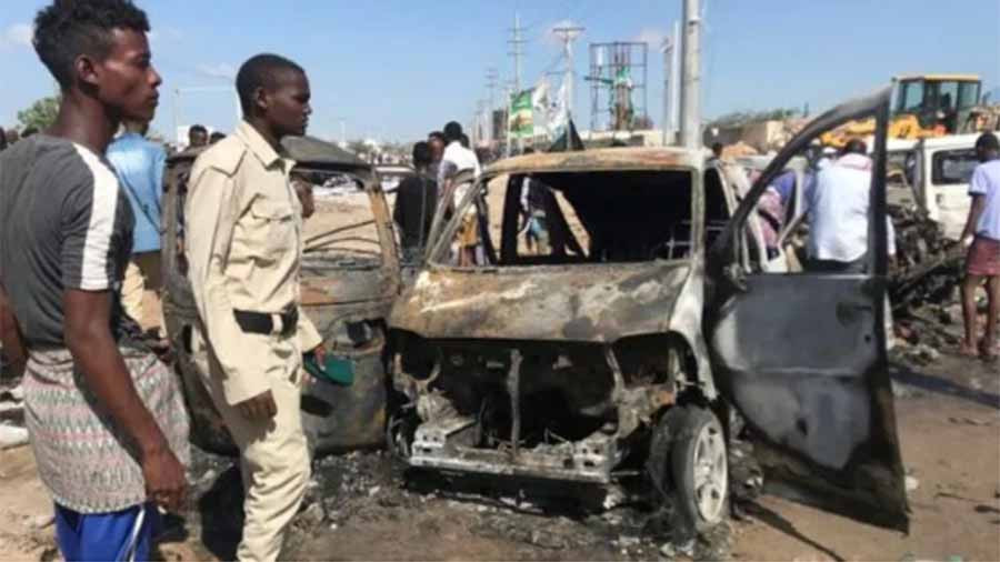Hiện trường vụ nổ bom xe tại thủ đô Mogadishu. Ảnh: Reuters