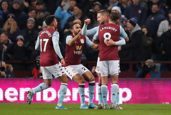 Niềm vui của các cầu thủ Aston Villa sau khi ghi bàn vào lưới Liverpool - Ảnh: REUTERS