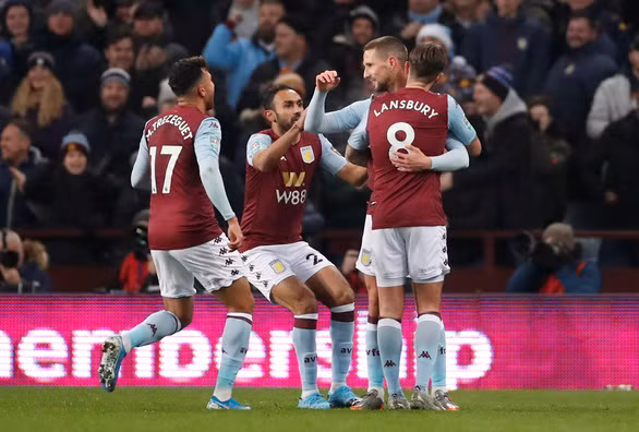 Niềm vui của các cầu thủ Aston Villa sau khi ghi bàn vào lưới Liverpool - Ảnh: REUTERS