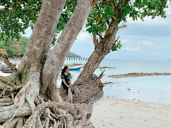 Banda Aceh là vùng đất theo đạo Hồi cổ xưa nhất của Indonesia, nơi ghi dấu nhiều tàn tích của trận sóng thần khủng khiếp xảy ra tại Ấn Độ Dương năm 2004, và cũng là điểm đến với những bãi biển siêu đẹp. Ảnh chụp trên bãi biển cát trắng ở Banda Aceh