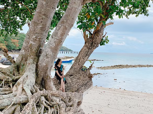 Banda Aceh là vùng đất theo đạo Hồi cổ xưa nhất của Indonesia, nơi ghi dấu nhiều tàn tích của trận sóng thần khủng khiếp xảy ra tại Ấn Độ Dương năm 2004, và cũng là điểm đến với những bãi biển siêu đẹp. Ảnh chụp trên bãi biển cát trắng ở Banda Aceh