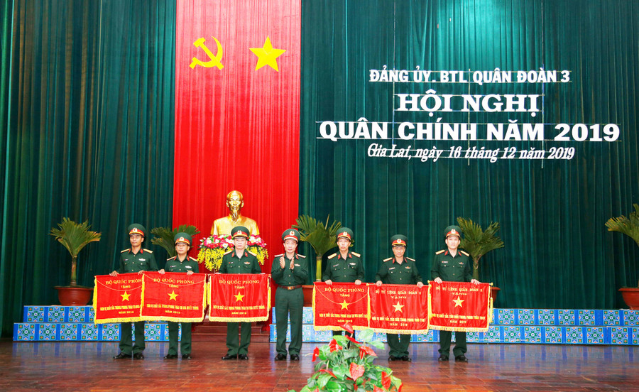Thiếu tướng Thái Văn Minh tặng cờ thi đua cho các đơn vị. Ảnh: Vĩnh Hoàng Thiếu tướng Thái Văn Minh tặng cờ thi đua cho các đơn vị. Ảnh: Vĩnh Hoàng