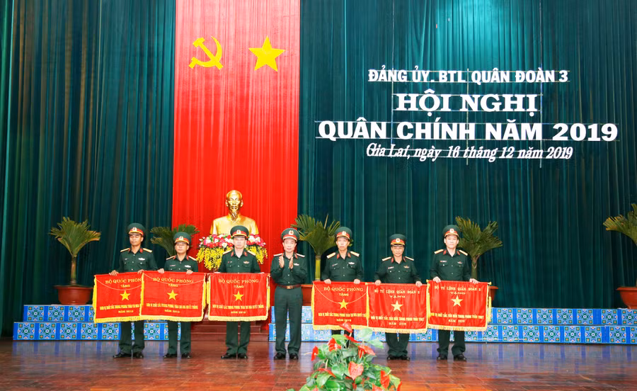 Thiếu tướng Thái Văn Minh tặng cờ thi đua cho các đơn vị. Ảnh: Vĩnh Hoàng 