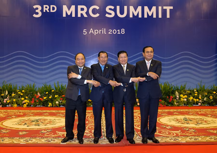 Thủ tướng Chính phủ Nguyễn Xuân Phúc (bìa trái) và lãnh đạo các nước Lào, Campuchia, Thái Lan thể hiện sự đoàn kết tại Hội nghị cấp cao lần thứ ba Ủy hội sông Mê Kông Quốc tế. Ảnh: vnmc